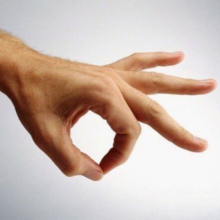 Jelqing wykonuje się za pomocą kciuka i palca wskazującego.